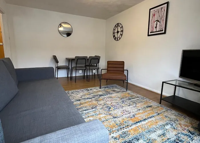 St Denys 2 Bedroom Flat, Convenient Location Next To Station, Great For Contractors