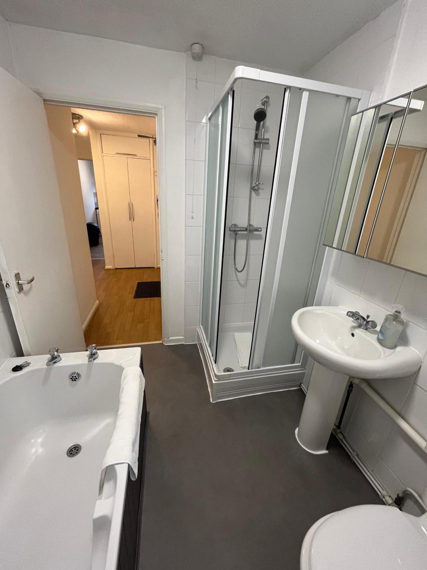 St Denys 2 Bedroom Flat, Convenient Location Next To Station, Great For Contractors Apartment *